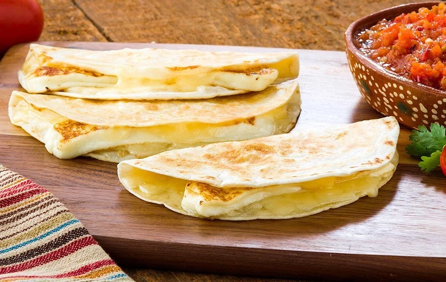 900X570_Two-Cheese-Quesadillas Las botanas mas consumidas en México