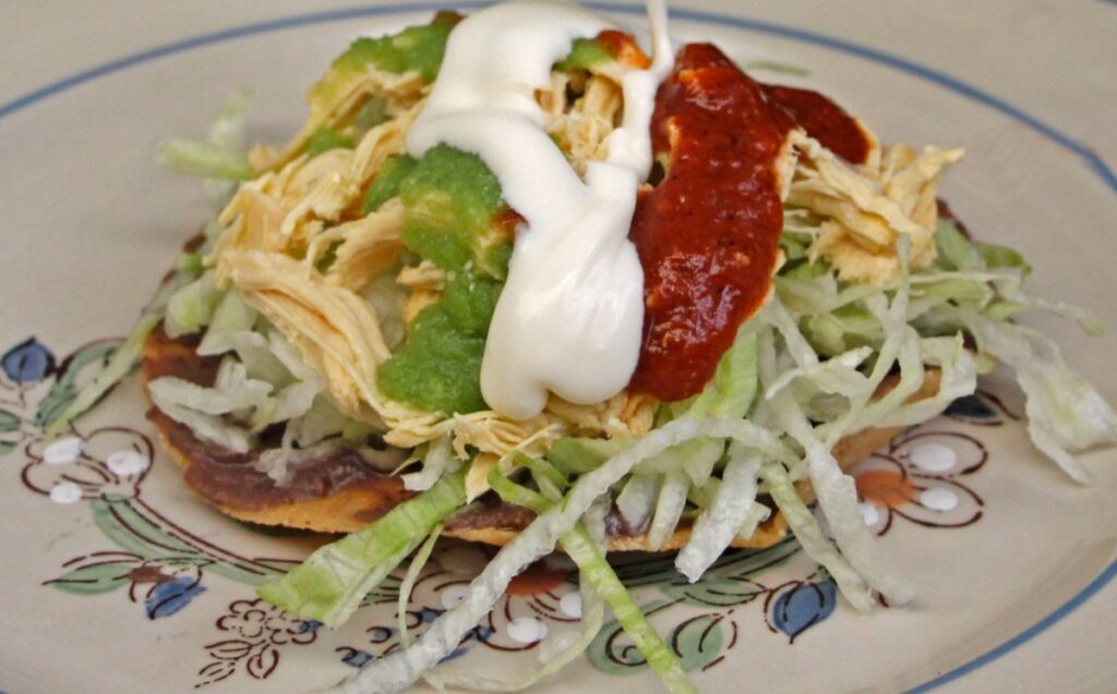 tostada-antojito-consentido-gastronomia-mexicana-1024x637 Las botanas mas consumidas en México